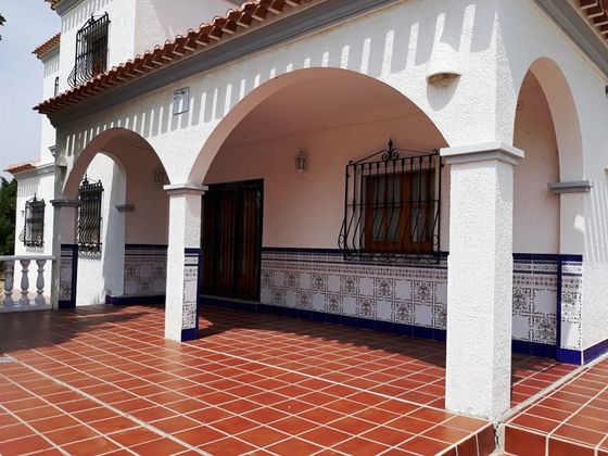 Foto 2 de Xalet en venda a barrio Alparatas de 4 habitacions amb terrassa i garatge