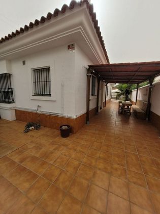 Foto 1 de Casa adossada en lloguer a Bollullos de la Mitación de 3 habitacions amb terrassa i piscina