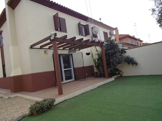 Foto 1 de Casa en venda a Bollullos de la Mitación de 4 habitacions amb jardí i balcó