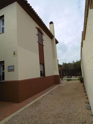 Foto 2 de Casa en venta en Bollullos de la Mitación de 4 habitaciones con jardín y balcón