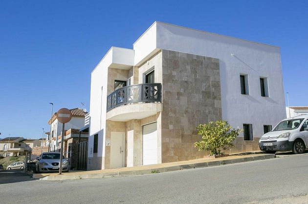 Foto 2 de Casa en venda a calle Islandia de 3 habitacions amb terrassa i garatge
