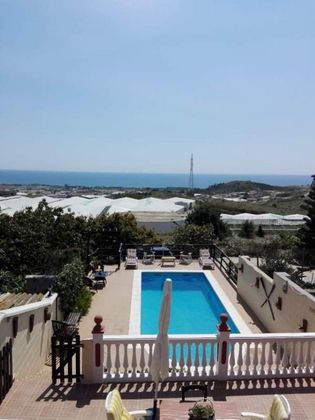 Foto 2 de Xalet en venda a Benajarafe – Almayate de 3 habitacions amb terrassa i piscina