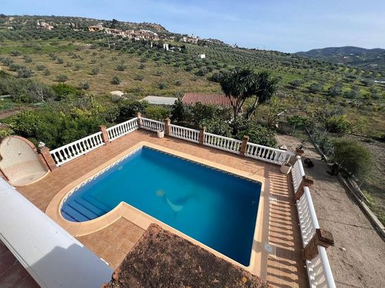 Foto 1 de Casa en venta en Alcaucín de 6 habitaciones con terraza y piscina