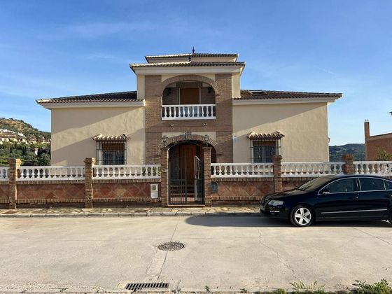 Foto 2 de Casa en venta en Alcaucín de 6 habitaciones con terraza y piscina