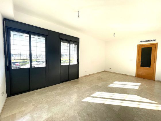 Foto 2 de Venta de piso en Camas de 3 habitaciones con piscina y garaje