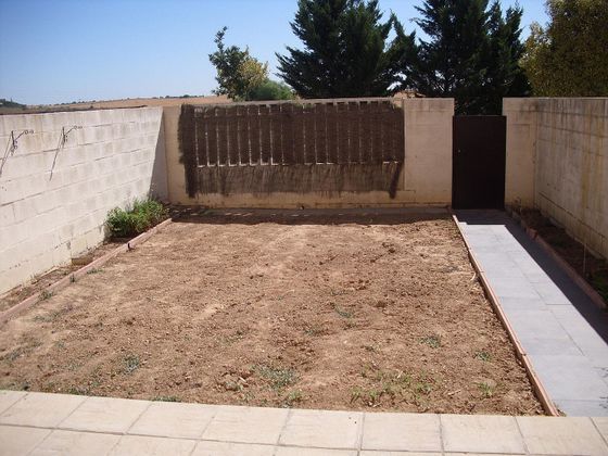 Foto 1 de Casa adossada en venda a Palomares del Río de 3 habitacions amb garatge i jardí