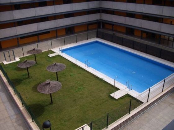 Foto 1 de Venta de piso en Camas de 3 habitaciones con piscina y garaje