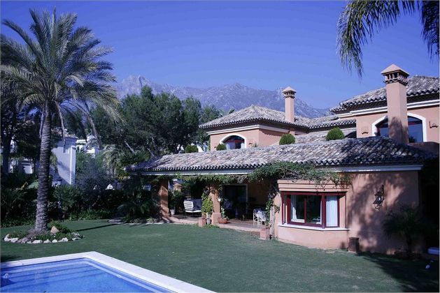 Foto 2 de Venta de chalet en Sierra Blanca de 5 habitaciones con terraza y piscina