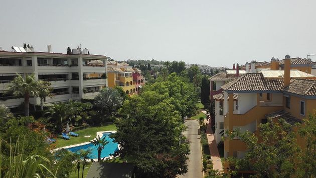 Foto 1 de Alquiler de ático en Lomas de Marbella Club - Puente Romano de 2 habitaciones con terraza y piscina