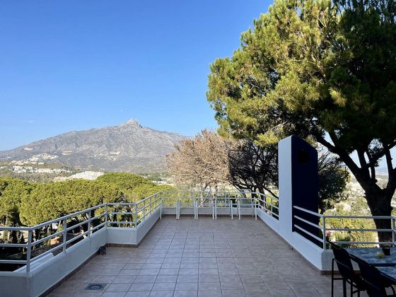 Foto 1 de Dúplex en venda a Nueva Andalucía centro de 4 habitacions amb terrassa i piscina