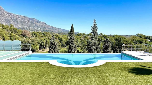 Foto 1 de Xalet en venda a urbanización Nva Andalucia Aloha de 6 habitacions amb terrassa i piscina