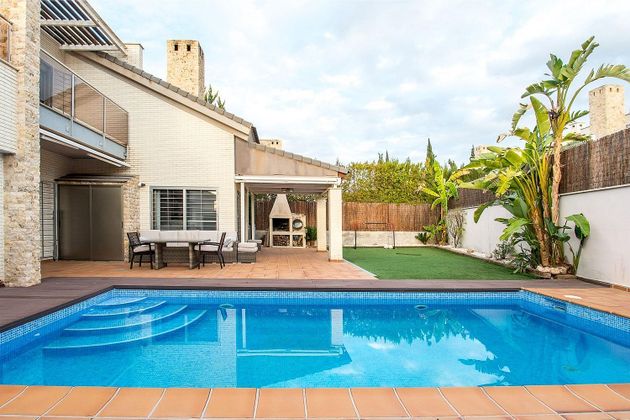 Foto 1 de Xalet en venda a calle Pintor Manuel Avellaneda de 4 habitacions amb terrassa i piscina