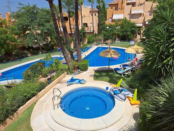 Foto 1 de Venta de casa adosada en calle Atalaya Río Verde Nueva Andalucia de 3 habitaciones con terraza y piscina