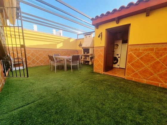 Foto 1 de Casa adossada en venda a Albaida del Aljarafe de 3 habitacions amb terrassa i garatge