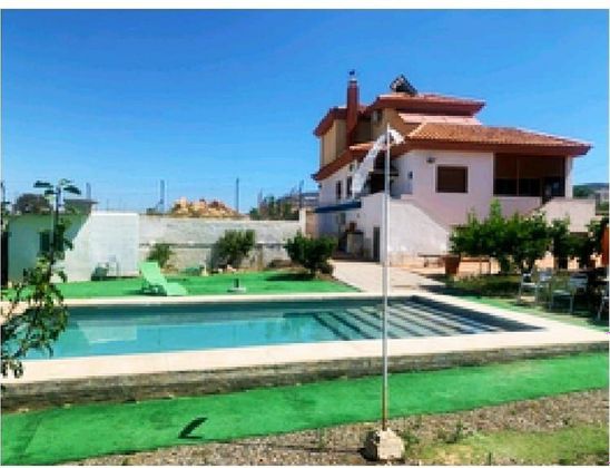 Foto 1 de Chalet en venta en Pinos de Alhaurín - Periferia de 4 habitaciones con terraza y piscina