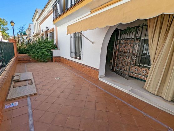 Foto 1 de Xalet en venda a Sanlúcar la Mayor de 4 habitacions amb terrassa i jardí