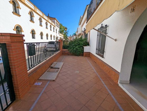 Foto 2 de Xalet en venda a Sanlúcar la Mayor de 4 habitacions amb terrassa i jardí