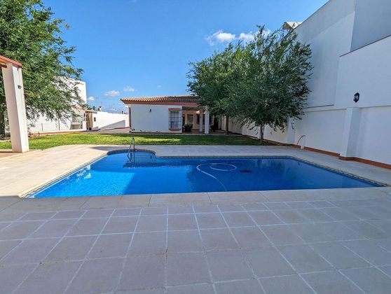 Foto 1 de Xalet en venda a Albaida del Aljarafe de 4 habitacions amb terrassa i piscina