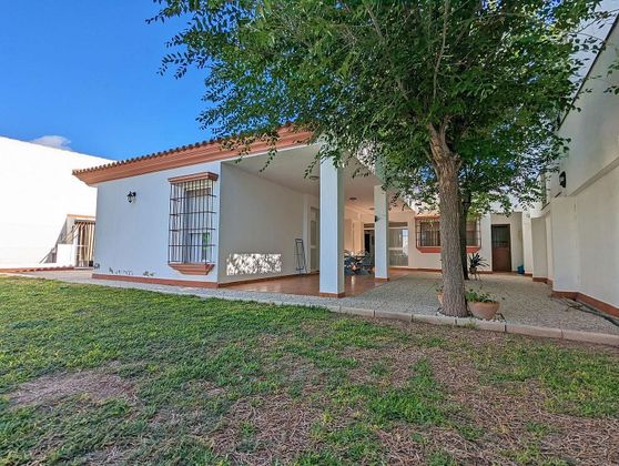 Foto 2 de Xalet en venda a Albaida del Aljarafe de 4 habitacions amb terrassa i piscina