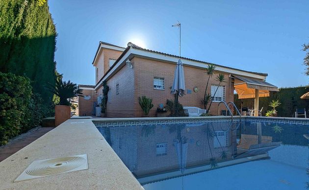 Foto 1 de Venta de chalet en Sanlúcar la Mayor de 5 habitaciones con terraza y piscina