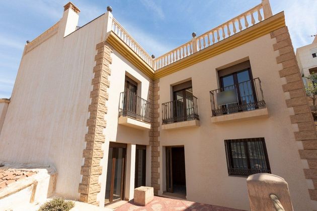 Foto 1 de Casa en venta en Vélez de Benaudalla de 4 habitaciones con terraza y piscina