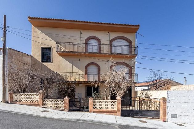 Foto 1 de Casa en venda a calle Granada de 4 habitacions amb jardí i balcó