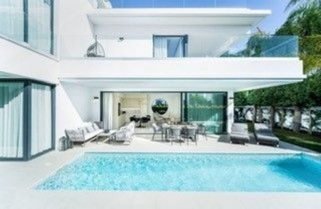 Foto 2 de Venta de chalet en Lomas de Marbella Club - Puente Romano de 4 habitaciones con terraza y piscina