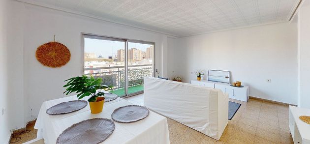 Foto 2 de Pis en venda a Malilla de 4 habitacions amb terrassa i balcó