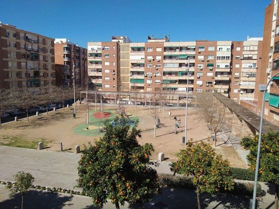 Foto 1 de Piso en venta en Santa Marina - La Paz de 4 habitaciones con balcón y ascensor