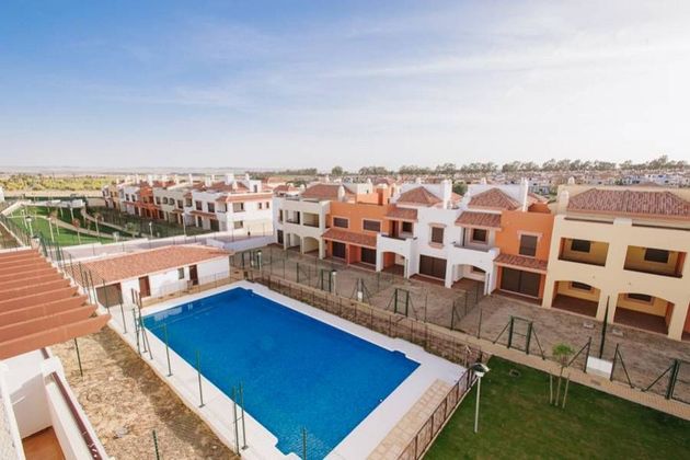 Foto 1 de Venta de casa adosada en Guillena de 5 habitaciones con terraza y piscina