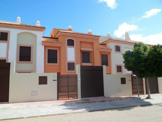 Foto 2 de Venta de casa adosada en Guillena de 5 habitaciones con terraza y piscina