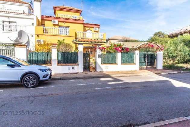 Foto 1 de Casa en venda a Isla Canela de 4 habitacions amb terrassa i jardí