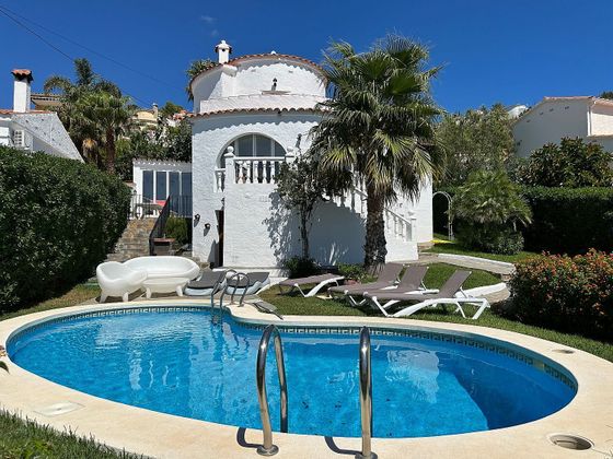 Foto 1 de Venta de chalet en Alcossebre de 4 habitaciones con terraza y piscina