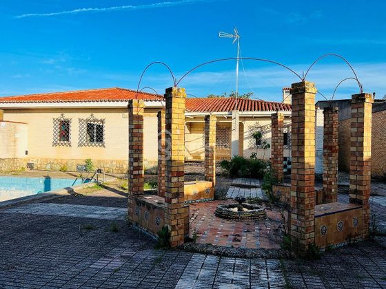 Foto 1 de Casa en venta en Bollullos de la Mitación de 4 habitaciones con piscina y garaje