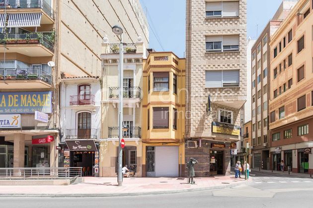 Foto 1 de Casa adosada en venta en calle Navarra de 6 habitaciones con terraza y aire acondicionado