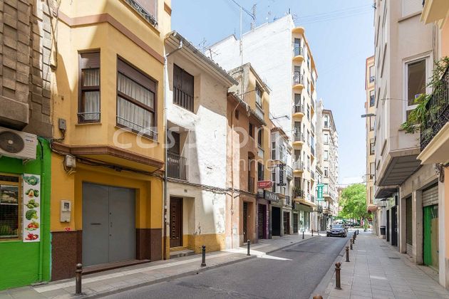 Foto 2 de Casa adossada en venda a calle Navarra de 6 habitacions amb terrassa i aire acondicionat