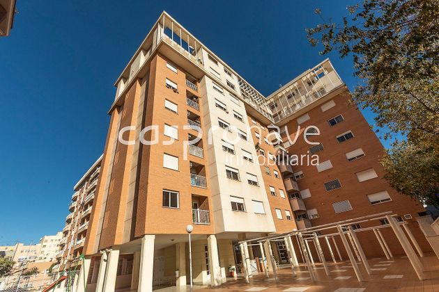 Foto 2 de Pis en venda a calle Amalio Gimeno de 4 habitacions amb terrassa i garatge