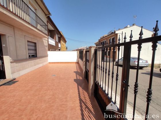 Foto 2 de Chalet en venta en Linares de 5 habitaciones con terraza y garaje