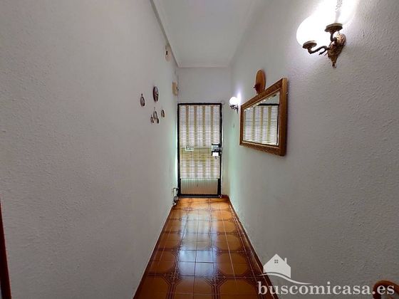 Foto 2 de Chalet en venta en Linares de 4 habitaciones con terraza y garaje