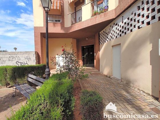 Foto 2 de Piso en venta en Linares de 2 habitaciones con terraza y garaje