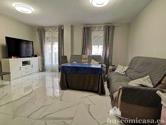 Foto 1 de Piso en venta en Linares de 3 habitaciones con piscina y garaje