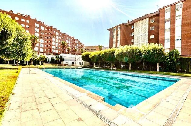Foto 2 de Piso en venta en Linares de 4 habitaciones con terraza y piscina
