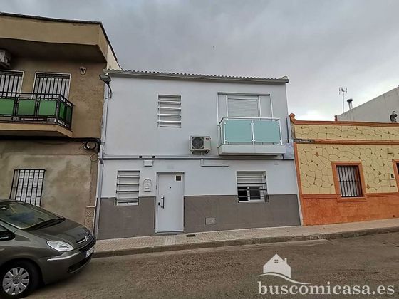 Foto 2 de Casa adossada en venda a Linares de 4 habitacions amb terrassa i piscina