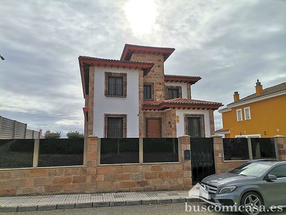 Foto 2 de Chalet en venta en Linares de 4 habitaciones con terraza y piscina