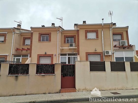 Foto 2 de Casa adossada en venda a Linares de 4 habitacions amb garatge i aire acondicionat