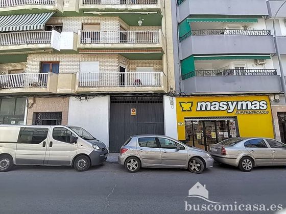 Foto 2 de Local en venta en Linares con garaje