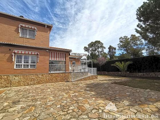 Foto 1 de Chalet en venta en Linares de 5 habitaciones con terraza y piscina