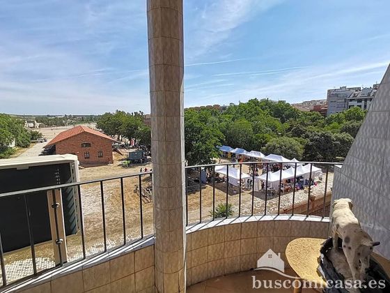 Foto 2 de Piso en venta en Linares de 3 habitaciones con terraza y garaje