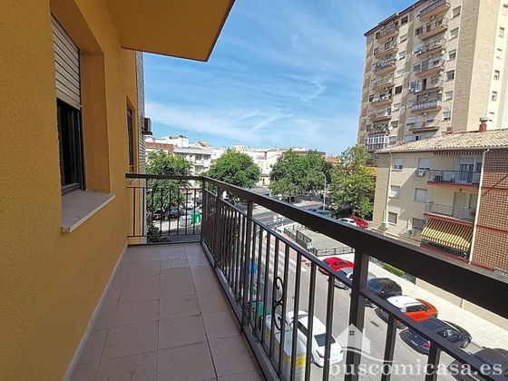 Foto 1 de Piso en venta en Linares de 4 habitaciones con terraza y jardín