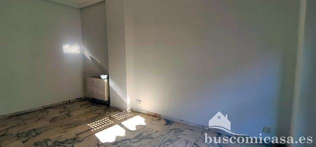 Foto 2 de Piso en venta en Linares de 8 habitaciones con terraza y piscina